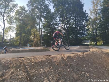 Občina Kamnik vlaga v športno infrastrukturo uredili smo dolgo pričakovani kolesarski poligon – Pumptrack Kamnik (22)